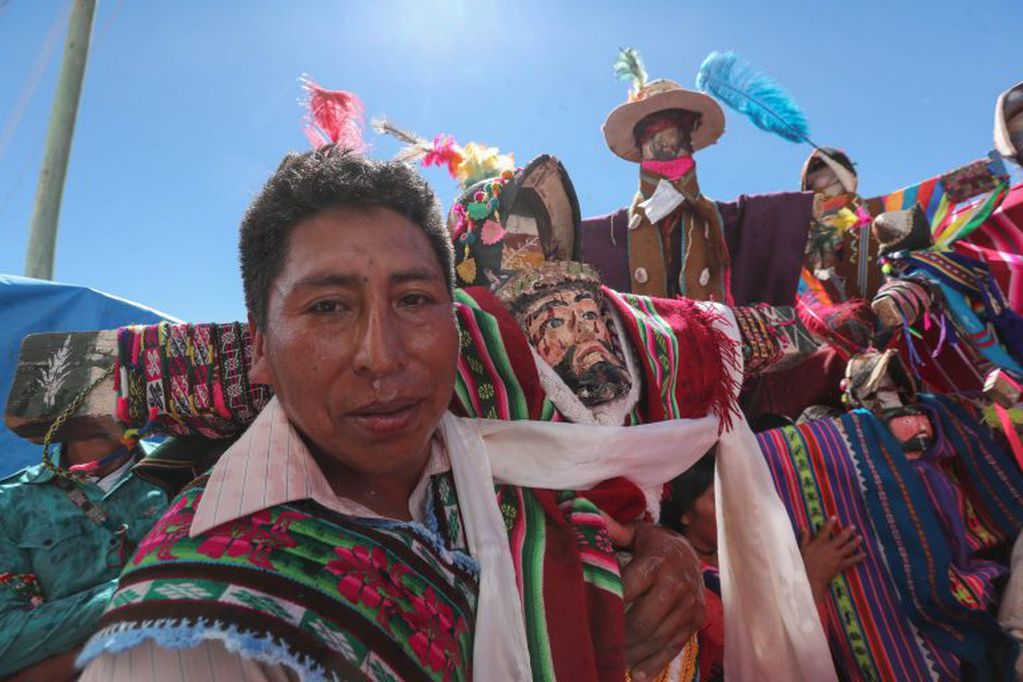La comunidad de San Pedro de Macha revivió este sábado una tradición que se remonta a antes de los incas, con algo de sincretismo con la religión católica, que la hizo coincidir con la fiesta de la Cruz. EFE/Martin Alipaz