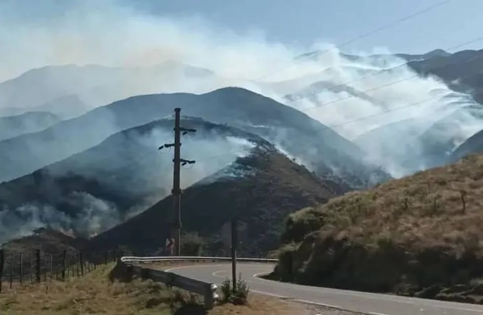 Un incendio provocado por el hombre pone en alerta a los catamarqueños que viven en la zona del Cerro Ambato.