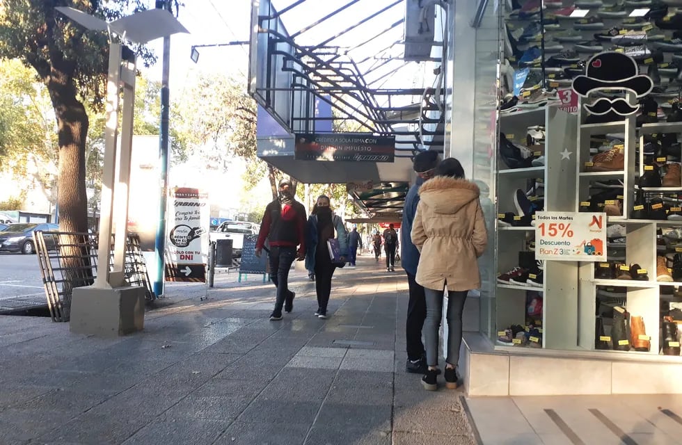 Baja circulación de vecinos en el centro comercial de General Alvear.