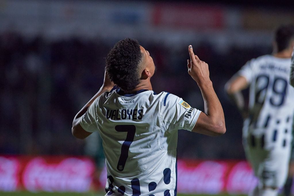Diego Valoyes puso el 1-0 de cabeza para Talleres, sobre Sarmiento, a los 6 minutos de juego. (Prensa Talleres)