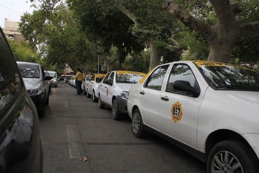 Los choferes de taxis y remises dicen que no podrían resistir la llegada de Uber a San Juan.