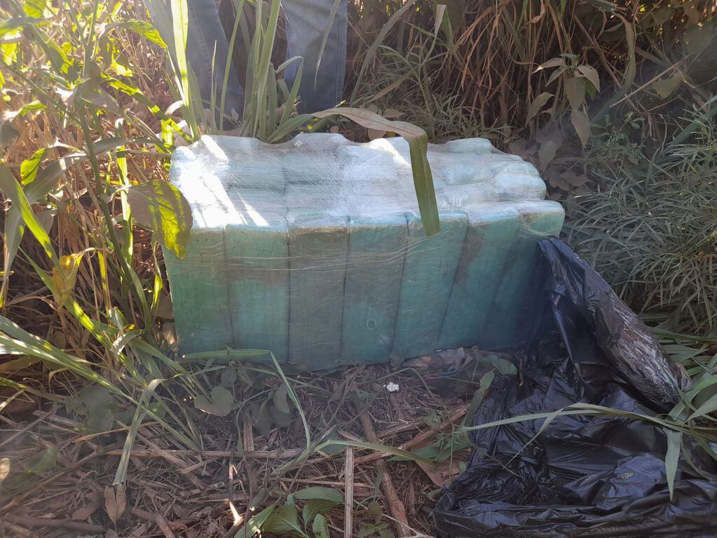 Efectivos policiales secuestraron casi 30 kilogramos de marihuana en Puerto Iguazú.