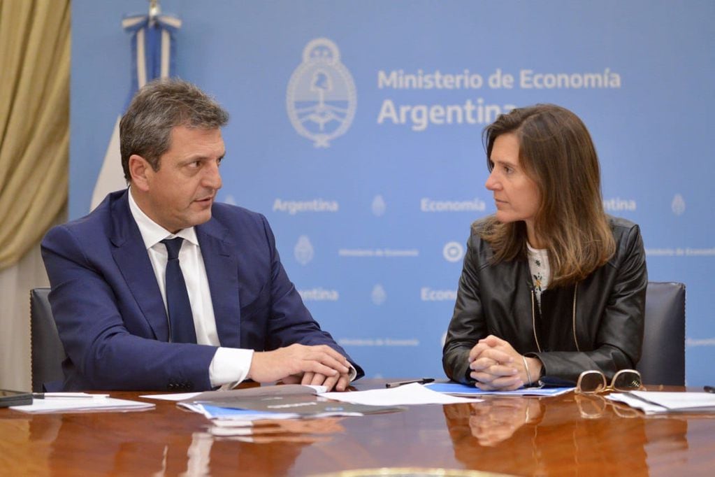 El ministro de Economía Sergio Massa y la Directora Ejecutiva de Anses Fernanda Raverta. Lanzarán el bono de 45 mil pesos para sectores vulnerables. 