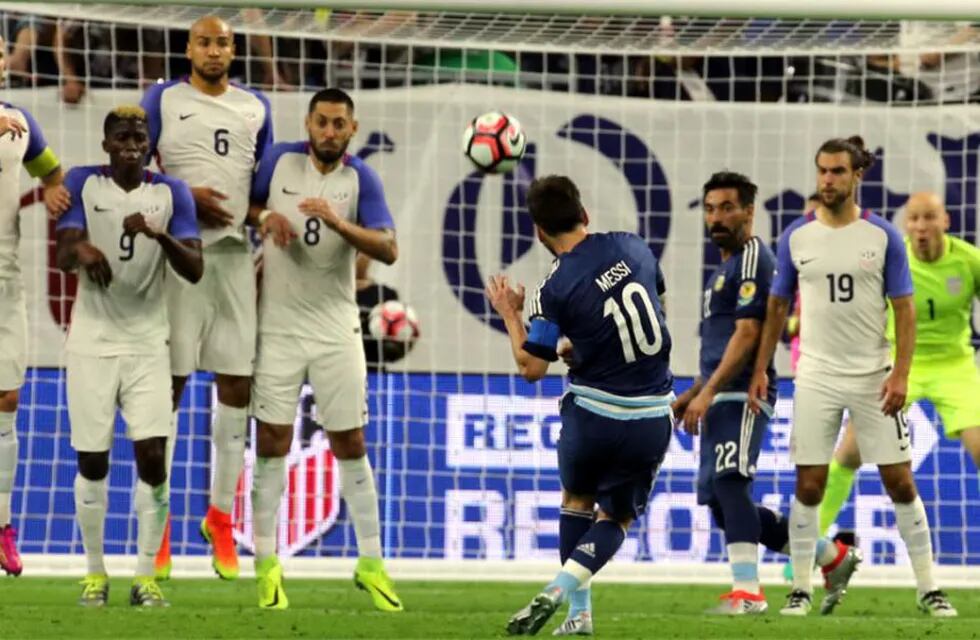 Lionel Messi, pateando un tiro libre en la Copa América de 2016, disputada en Estados Unidos. (Foto: AP).