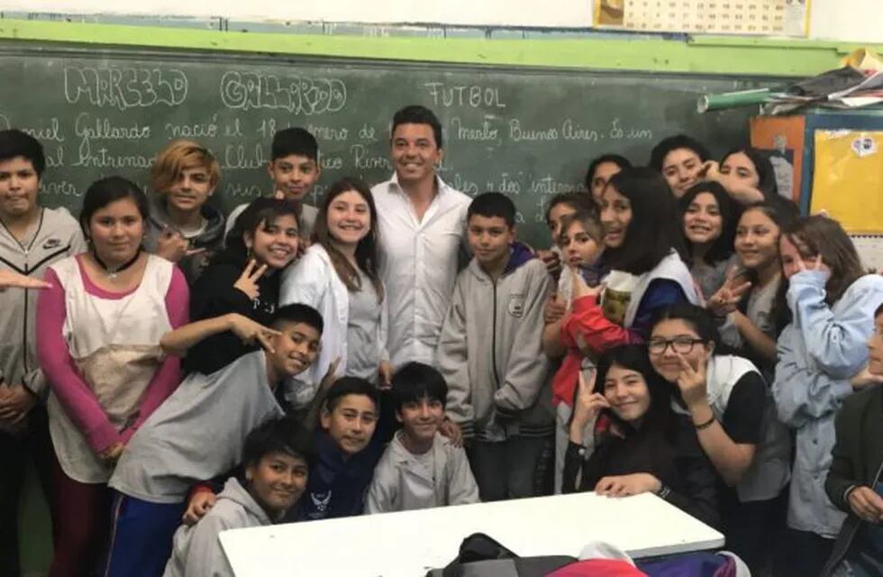 Gallardo se emocionó en la inauguración de una biblioteca con su nombre en su escuela primaria. (Twitter)