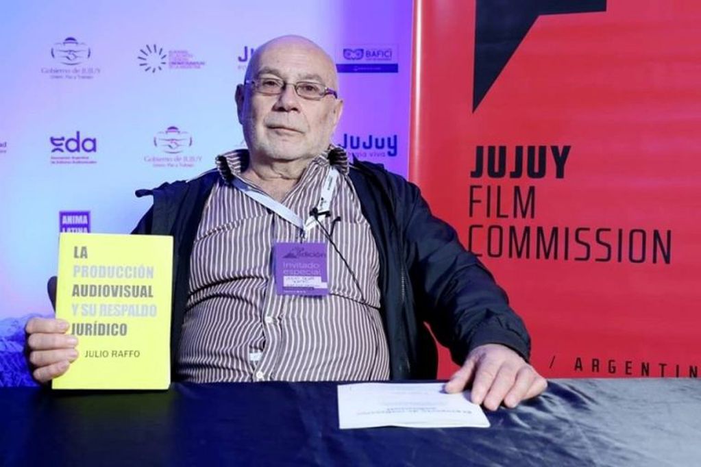 El abogado especializado en cine Julio Raffo presentó en Jujuy uno de sus libros sobre el marco jurídico de la producción audiovisual.