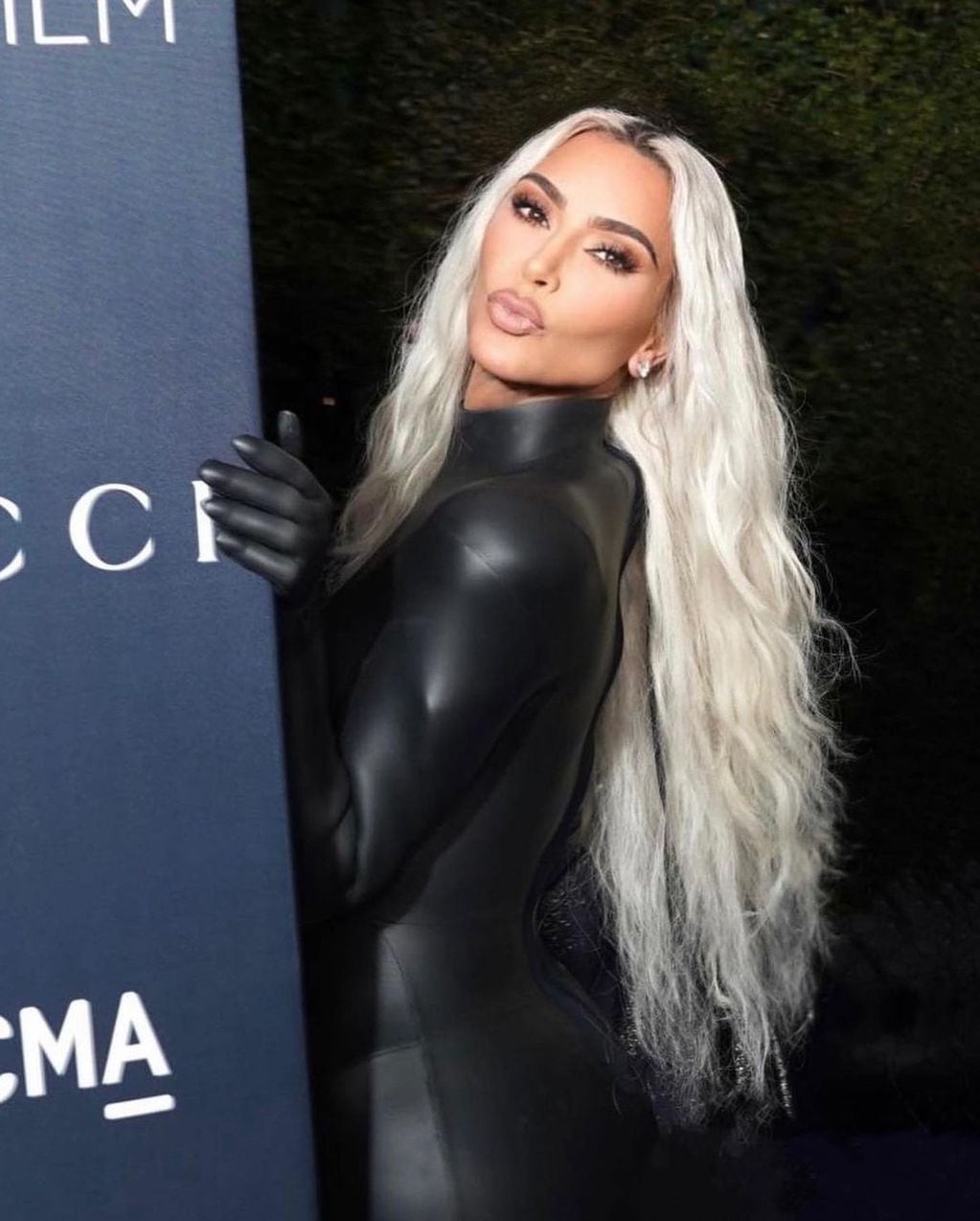 El contraste entre la claridad del pelo de Kim Kardashian con su oscura prenda.