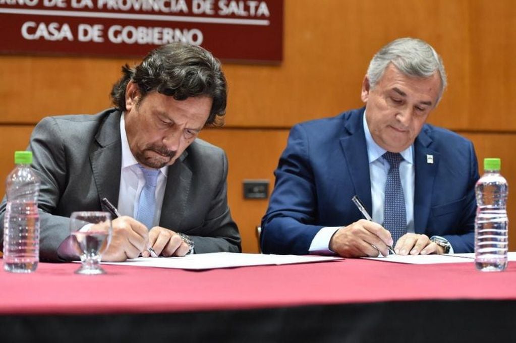Gustavo Sáenz y Gerardo Morales, al momento de firmar en Salta la ratificación del convenio entre la vecina provincia y Jujuy en materia de seguridad y prevención.