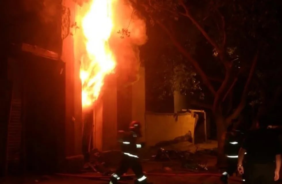 Un grupo de sujetos incendió una vivienda ubicada en Olascoaga y Moyano, en Las Heras.\n\nAllí vivía Marcos Sebastián Vassellucci, conocido como \