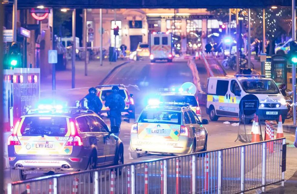 Policías se dirigen a Borough Market luego de los ataques registrados en Londres, Reino Unido, el 03/06/2017. Dos de los incidentes graves registrados en Londres fueron ataques terroristas, comunicó la policía. (Vinculado a la cobertura de dpa sobre los incidentes en Lóndres) foto: Vickie Flores/London News Pictures via ZUMA/dpa