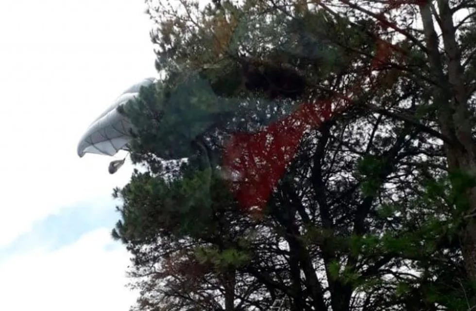Paracaidista del Ejército terminó colgado de un árbol en la zona de Calamuchita.