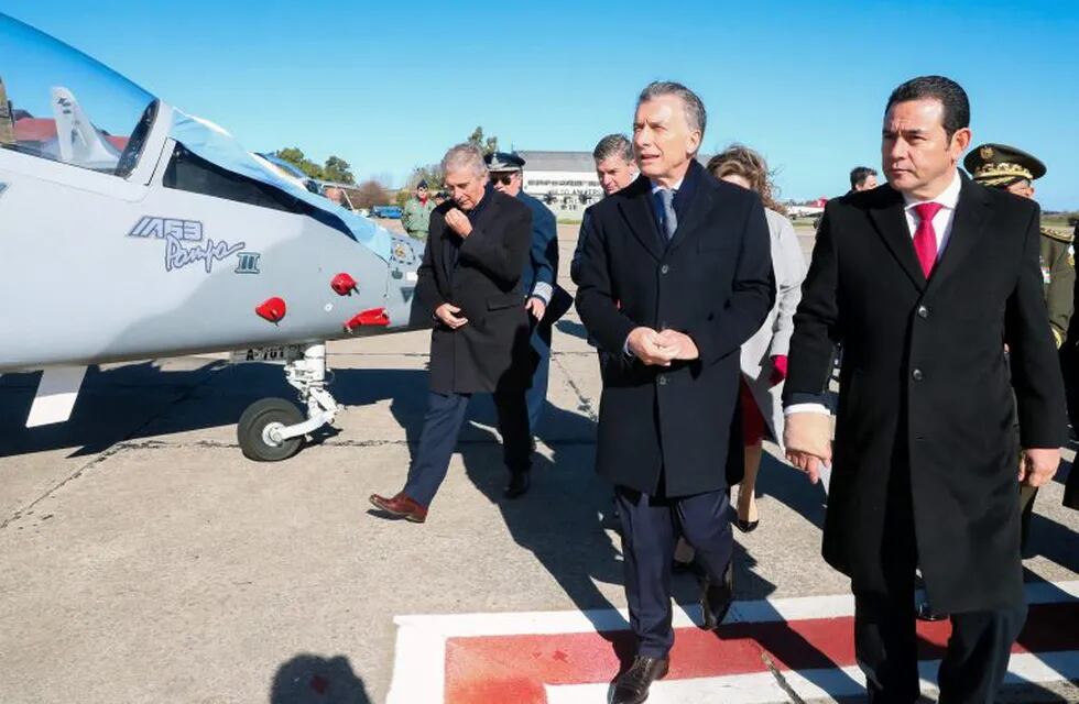 Macri y Morales mostrando los aviones.