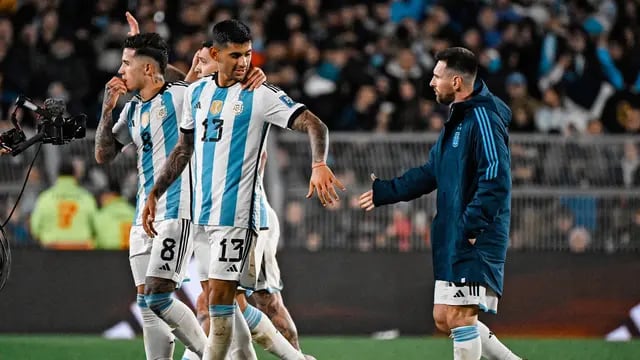 Cuti Romero junto a Lionel Messi tras el partido
