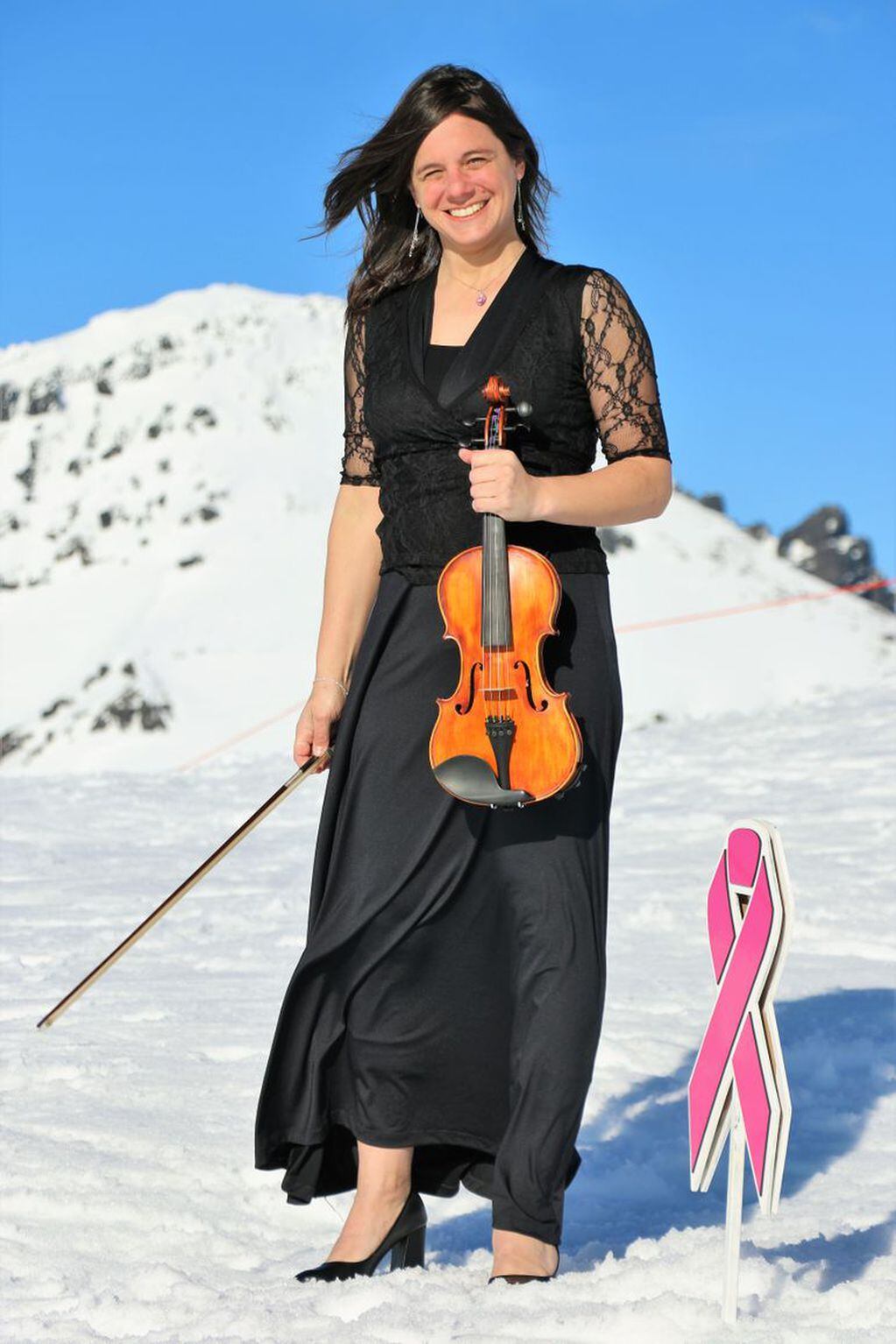 La violinista Tania Rubiolo en el cerro Teta.