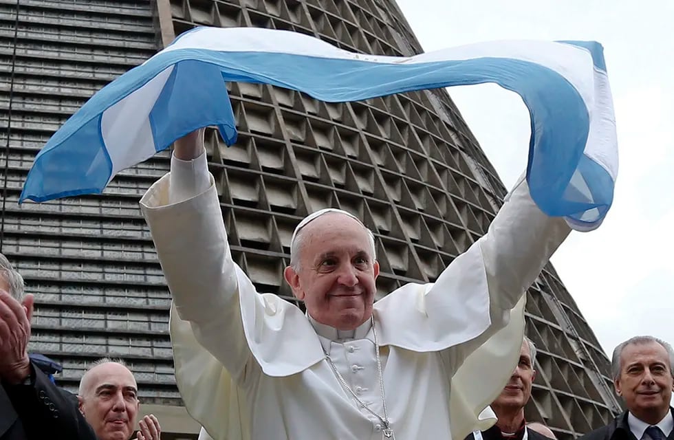 El Papa Francisco sostiene una bandera argentina frente a la Catedral Metropolitana de Río de Janeiro, Brasil, el 25 de julio de 2013. (AP)