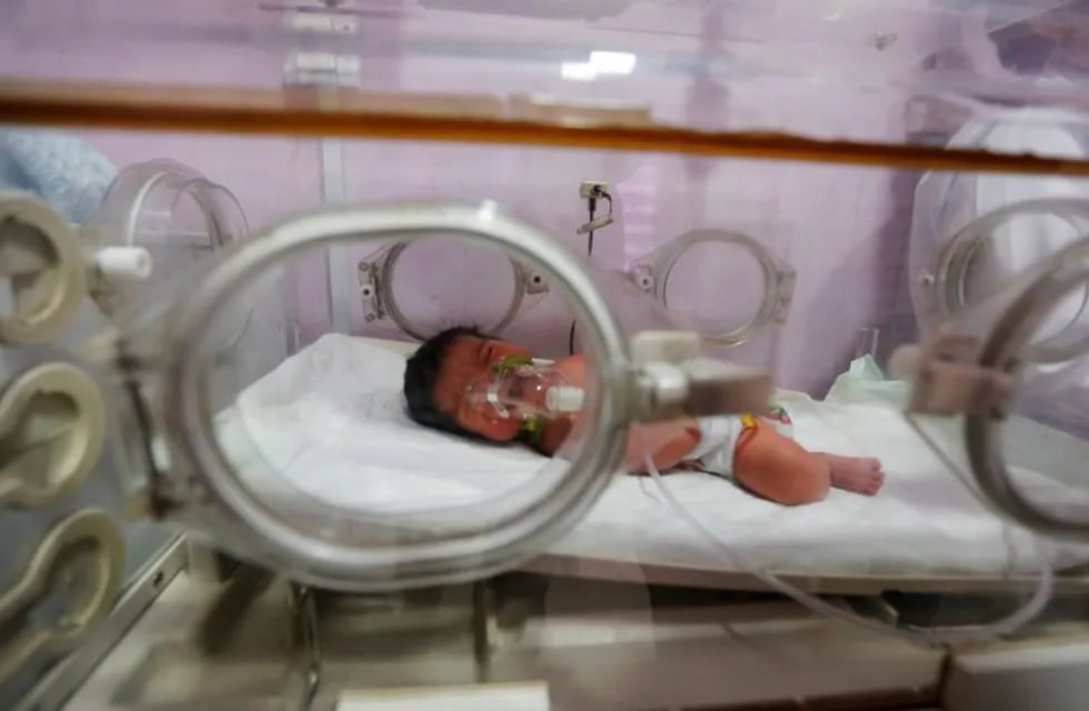 A baby is seen after being evacuated following a fire at a hospital in Baghdad, Iraq, August 25, 2016. REUTERS/Ahmed Saad irak bagdad  irak indendio en hospital de bagdad evacuacion de un bebe bebe dentro de una incubadora