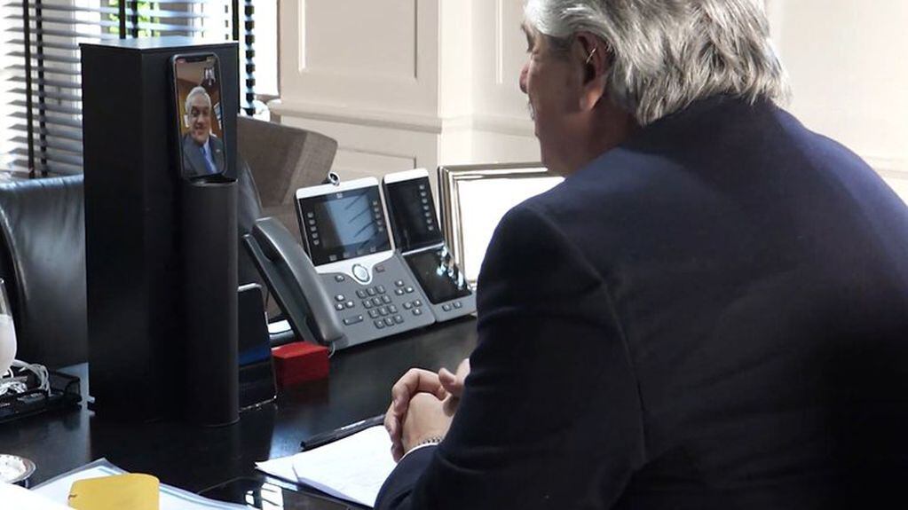 El presidente Alberto Fernández había tenido una videollamada con Sebastián Piñera y no podrá realizarse presencialmente todavía.