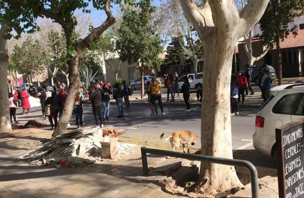 Los manifestantes en la puerta de la casa de María Belén Varela.