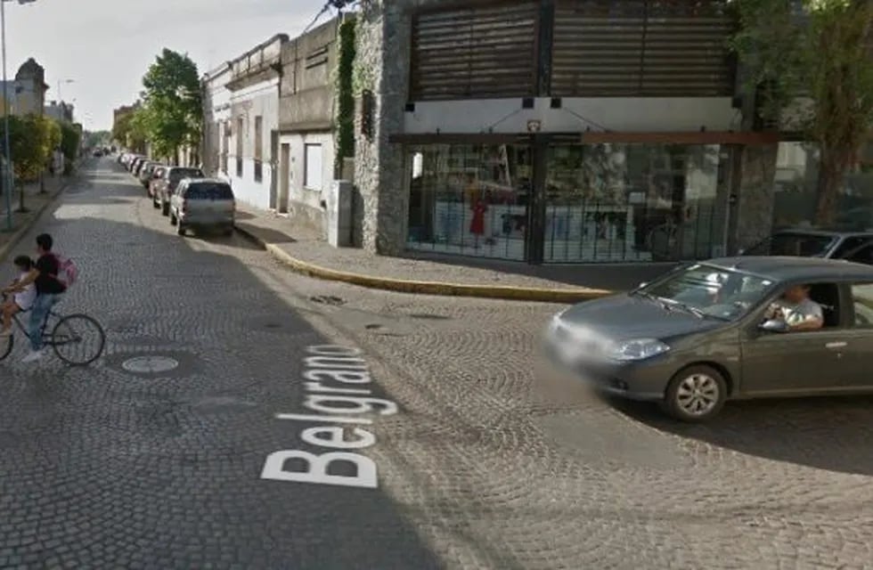 La joven fue sorprendida por el acosador mientras caminaba por Belgrano y 9 de Julio. (Street View)