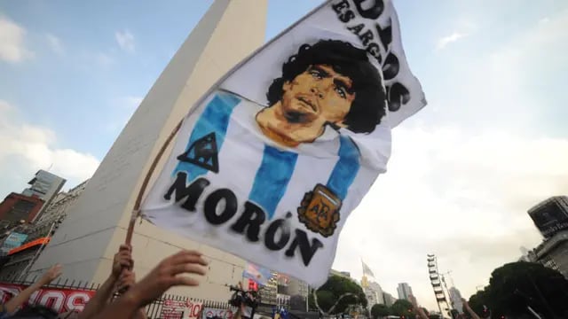 Cientos de argentinos despiden a Diego Armando Maradona en el Obelisco