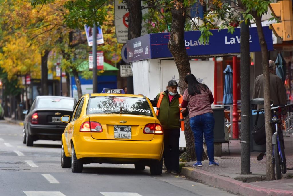 Paro de transporte urbano de pasajeros en Córdoba. Las calles y peatonales con poco movimiento y taxis compartidos entre los ciudadanos.