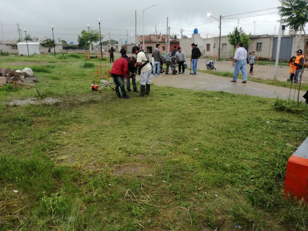 Operativo de limpieza en el barrio Alto Comedero, con participación de miembros de cooperativas de servicios que estaban en la órbita de la organización "Tupac Amaru".