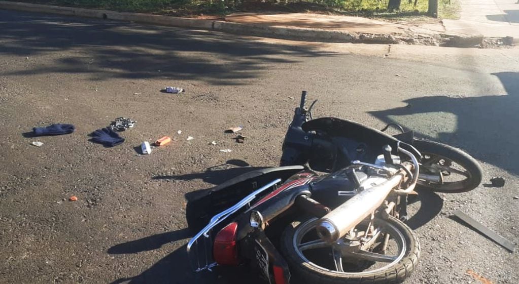 Accidente vial en la ciudad de Posadas: un motociclista lesionado.