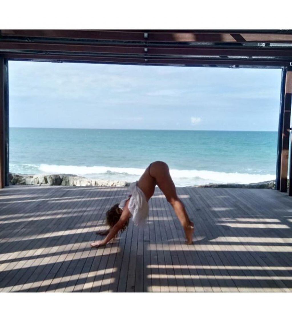 Griselda Siciliani dejó a todos atónitos al realizar un "Saludo al Sol" en las playas de Brasil (Foto: Instagram/ @griseldasiciliani)