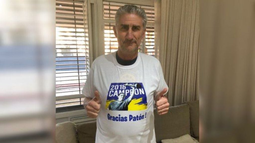 "El Patón" Edgardo Bauza recibió su remera del homenaje de Rosario Central. (Twitter)