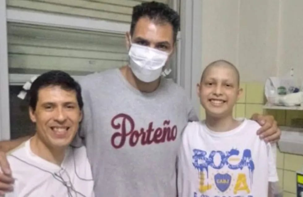 Nacho junto a su papá y Adrián Boccia, jugador de básquet.