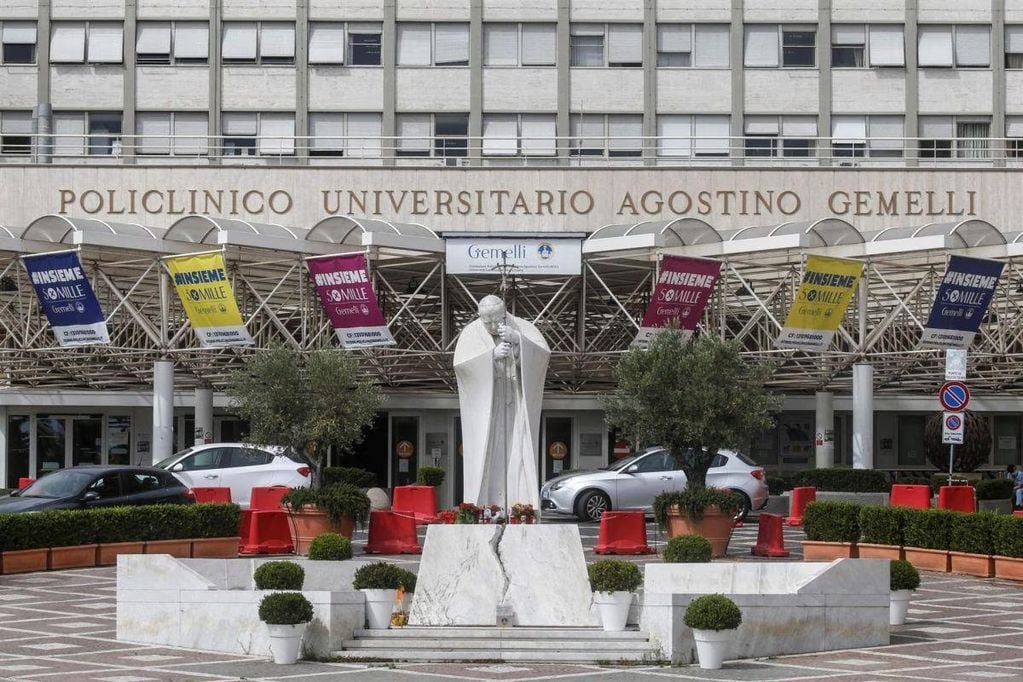 El Papa Francisco fue operado en el hospital Gemelli de Roma, donde continuará internado. 