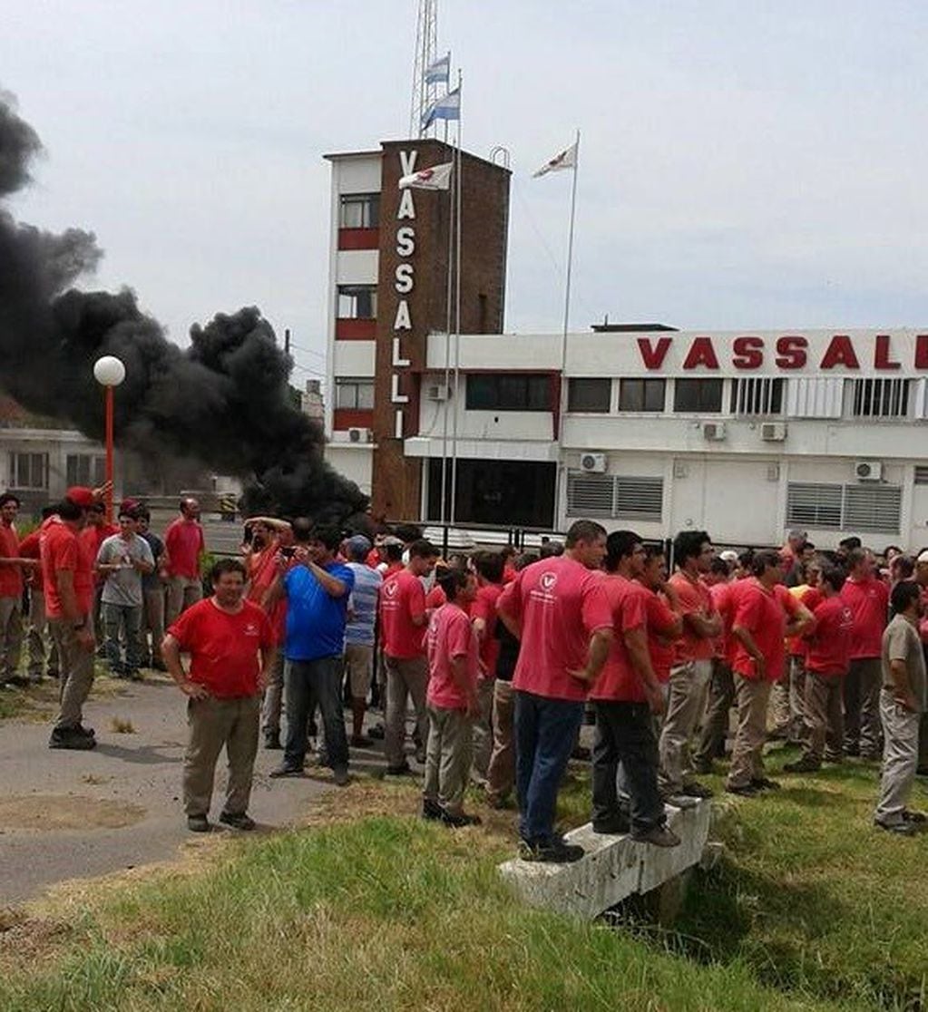 Protesta del personal de la fábrica de cosechadoras Vassalli. (Mónica Marinelich)