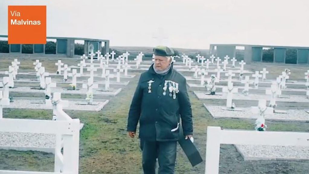 Ramón López, Comando Anfibio de la Armada Argentina llevando la "Rosa por la Paz" a sus camardas que descansan en la geografía de Malvinas.
