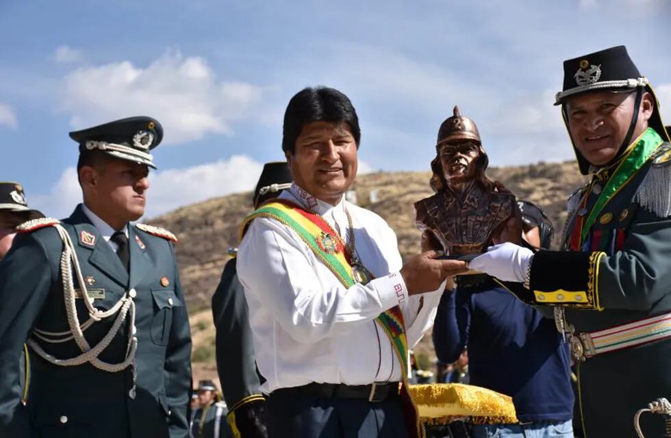 AME9709. TARATA (BOLIVIA), 23/08/2019.- Fotografía cedida por la Agencia Boliviana de Información muestra al presidente de Bolivia, Evo Morales (c), durante un acto de Tarata (Bolivia). Morales pidió este viernes que se realice una reunión de los cancilleres miembros de la Organización del Tratado de Cooperación Amazónica (OTCA) para debatir \