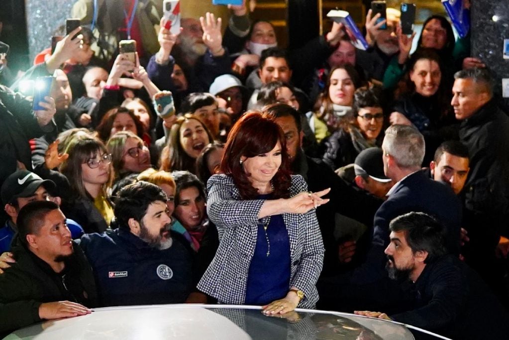 Cristina Kirchner en la puerta de su casa para expresarle su gratitud a los manifestantes que hacen la vigilia en Recoleta. (Foto / Clarín)