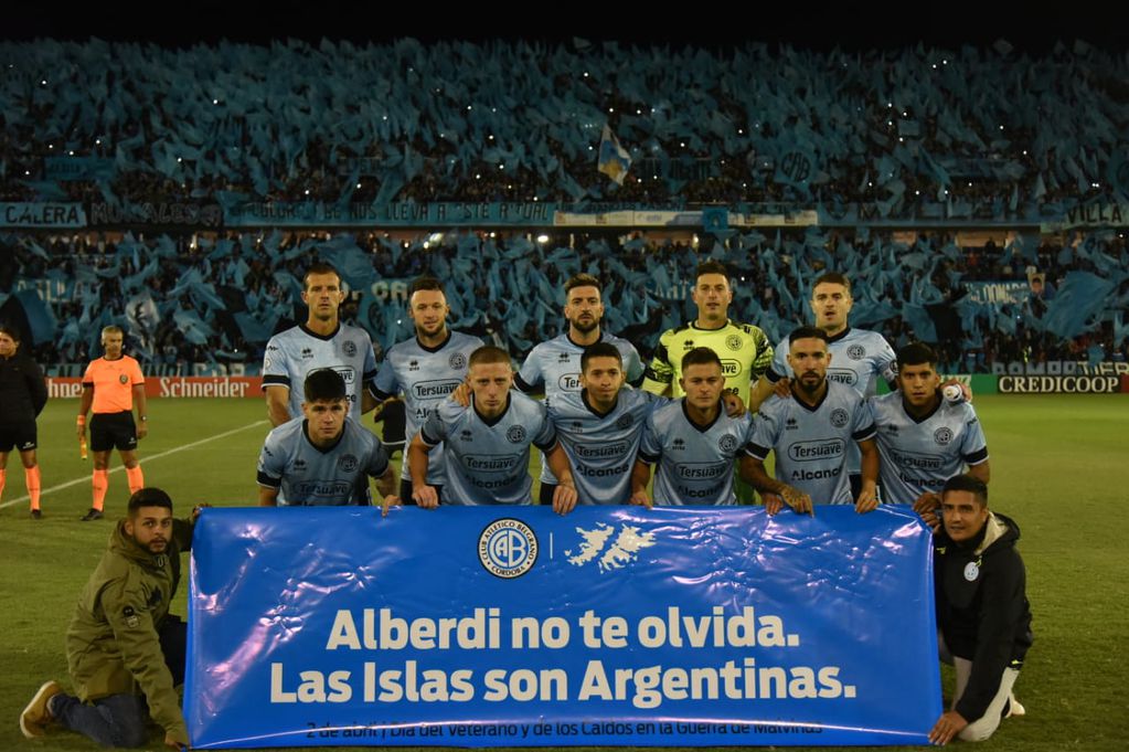El recibimiento de la hinchada de Belgrano en el Gigante de Alberdi para el equipo antes del partido con All Boys. Hubo miles de banderas. (Facundo Luque)