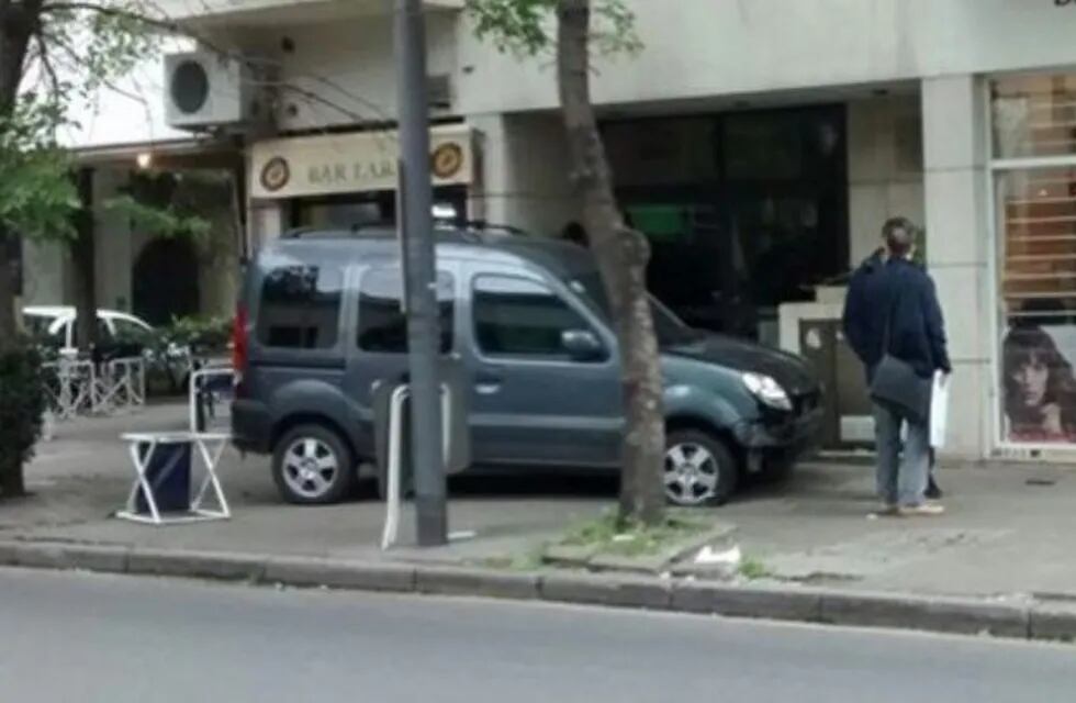 La Renault Kangoo terminó sobre la vereda y en su camino atropelló una baranda y mesas de un bar de San Juan y Suipacha. (@conclusionros)