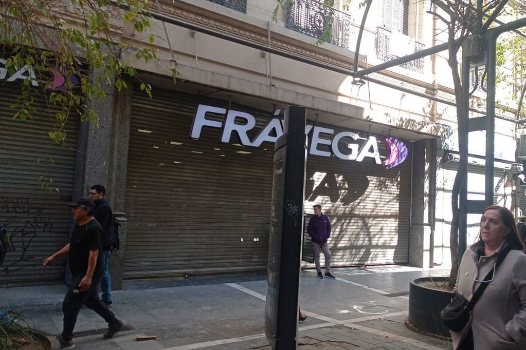 Comercios cierran sus puertas en Córdoba por temor a saqueos.  (Gentileza Cesar Heredia)