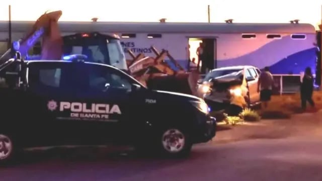 Una camioneta embistió el lateral de un tren