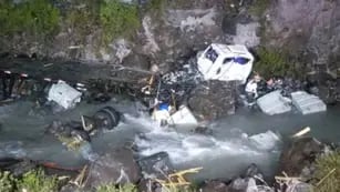 Así quedó el camión destrozado tras desbarrancar en los Caracoles de Chile y caer a un río