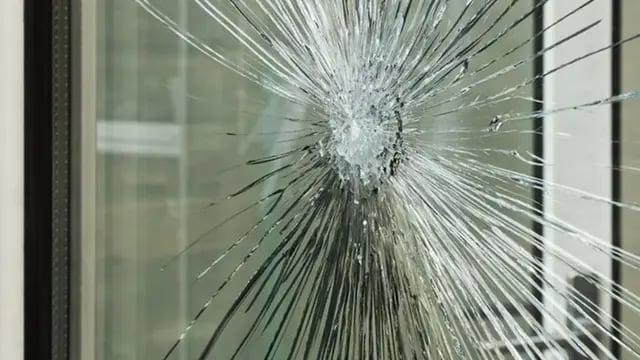 Un hombre rompió los vidrios de una clínica porque no quería pagar un seguro para que atiendan a su esposa.