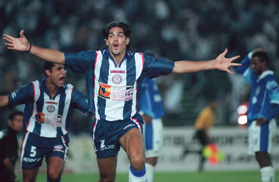 Julián Maidana, capitán de Talleres, festeja su gol frente a Sportivo Alagoano en la Copa Conmebol esa noche de diciembre de 1999.