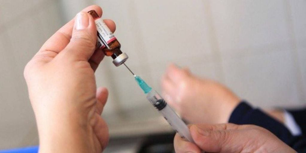La vacunación es una de las barreras en las que está trabajando el personal de Salud de la provincia. 