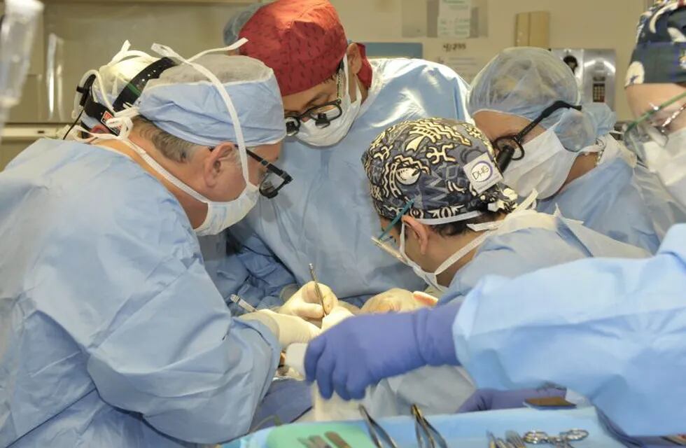 Face Transplant -  In this undated   photo from the Cleveland Clinic, the transplant team performs the first face transplant surgery in the U.S. on patient Connie Culp. The 46-year-old mother of two lost most of the midsection of her face to a gunshot in 2004. The initial surgery by the Cleveland Clinic team took place in December 2008.  (AP Photo/Cleveland Clinic-HO) eeuu Connie Culp eeuu mujer transplante cara luego de recibir un disparo en la cara transplante de cara rostro durante la operacion en el quirofano