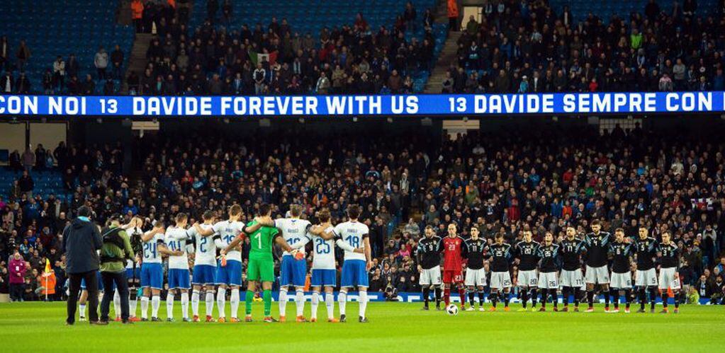 Jugadores argentinos e italianos hicieron un minuto de silencio antes del amistoso disputado en Manchester en marzo. Fot: EFE/Peter Powell