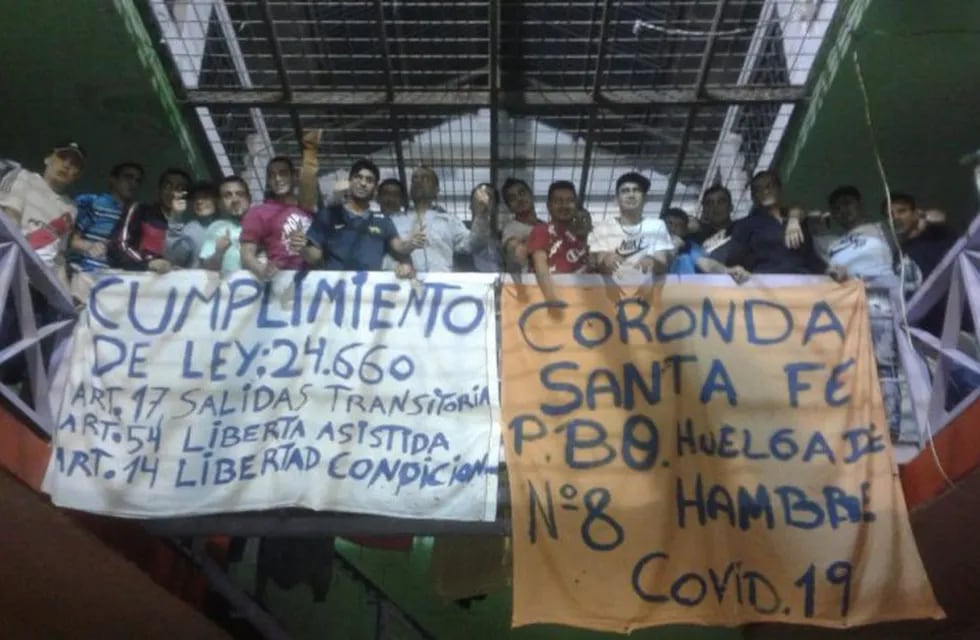 En Coronda, los detenidos en huelga de hambre confeccionaron pancartas para visibilizar sus reclamos. (Twitter)