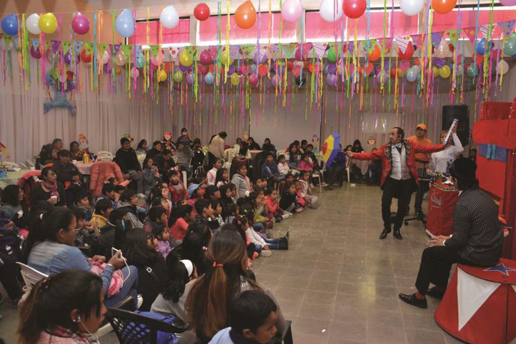 El espectáculo "Dandilandia" sorprendió a niñas y niños de las delegaciones del interior.