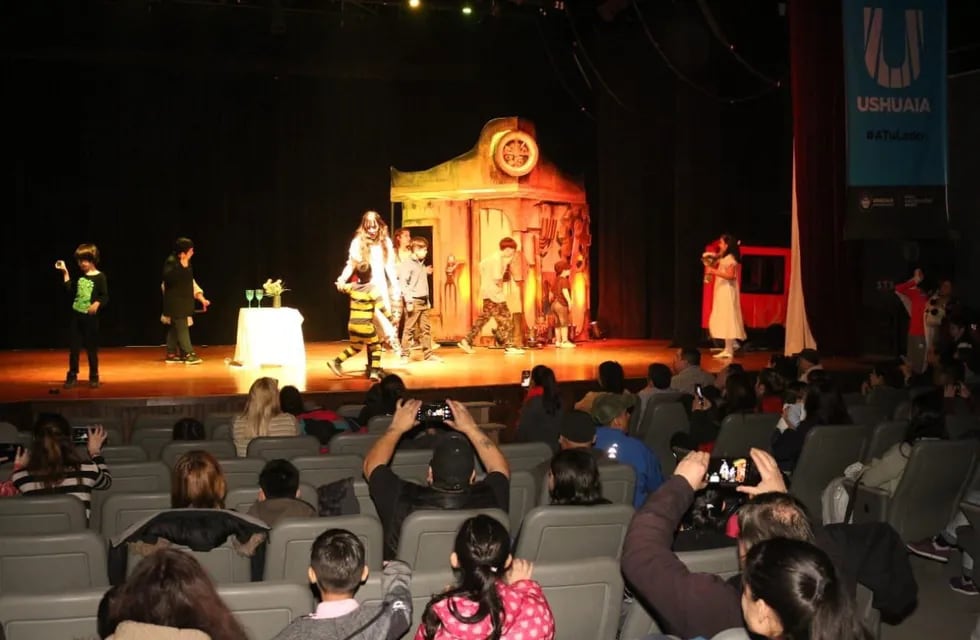 Ushuaia: la obra de teatro “Un viaje en el tiempo” fue un éxito