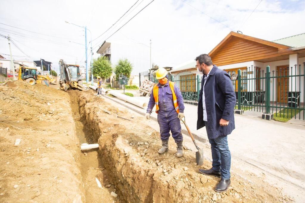 El intendente de Ushuaia Walter Vuoto recorrió junto a la legisladora provincial Laura Colazo y al concejal Gabriel de la Vega las obras de pavimentación.