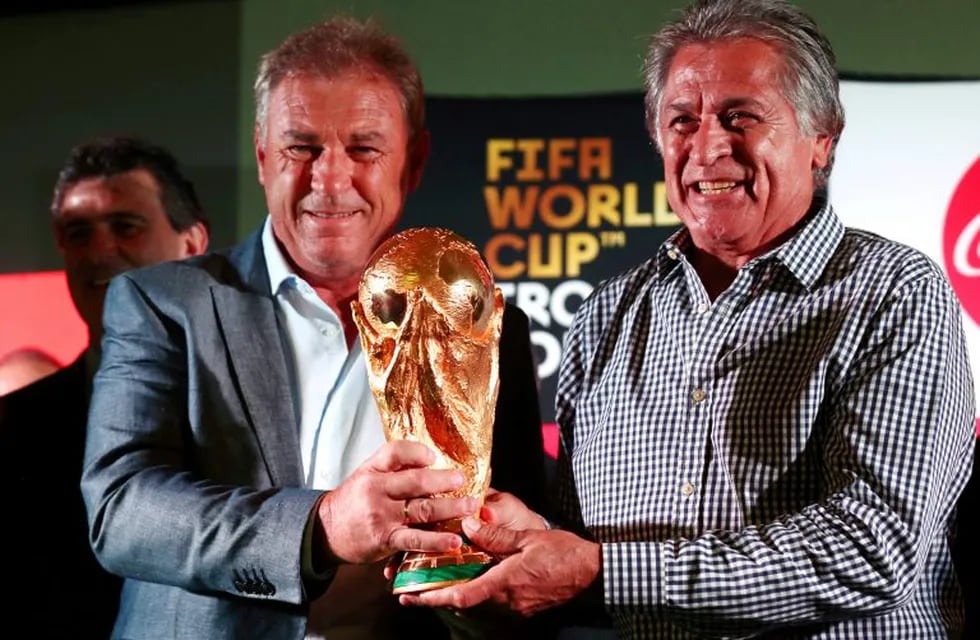 Argentina's former national soccer players Nery Pumpido (L) and Ubaldo Matildo Fillol, members of the 1986 and the 1978 world champion teams respectively, hold the FIFA soccer World Cup trophy in Buenos Aires, Argentina, March 29, 2018. REUTERS/Marcos Brindicci
